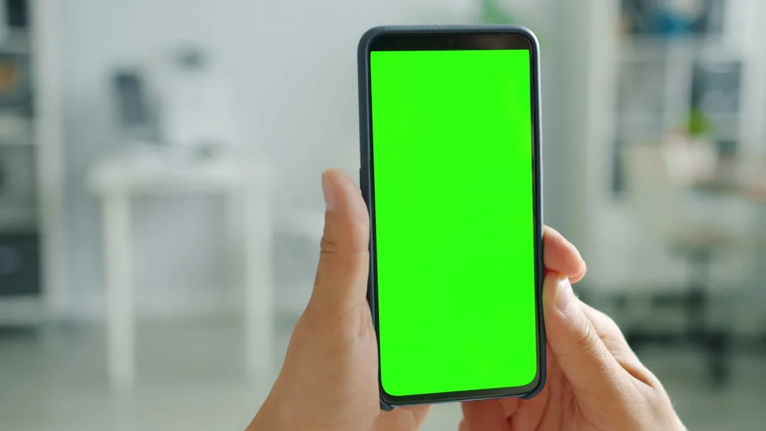 Vue de dessus sur des graphiques et un smartphone dans un bureau, mettant en valeur l’analyse de données.